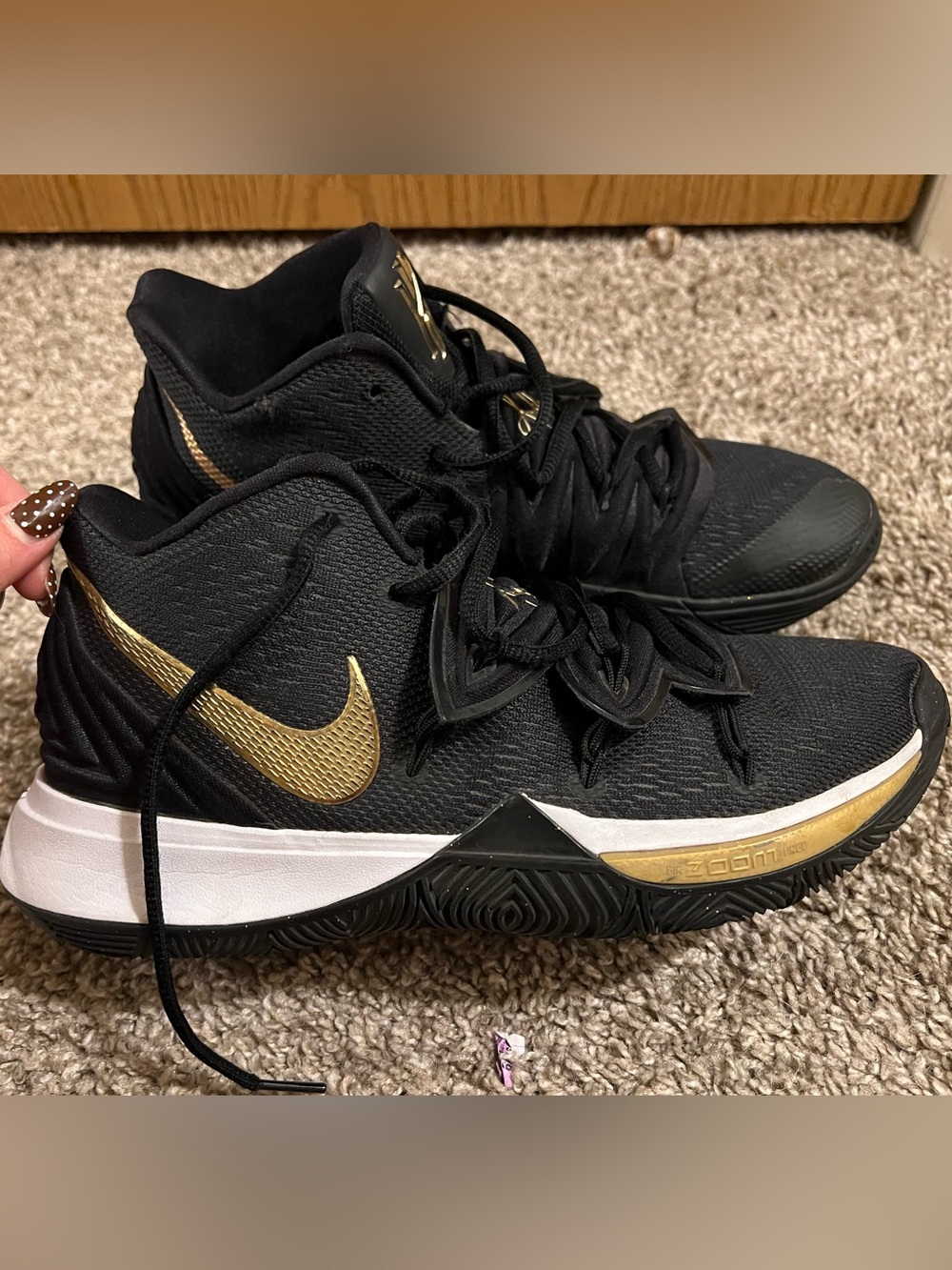 Nike Kyrie 5 Men’s Black and Gold Athletic Basketball Shoes Size 8